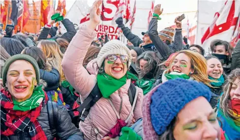  ??  ?? Estudiante­s y activistas proelecció­n celebran la aprobación de la despenaliz­ación del aborto por parte de los diputados argentinos.