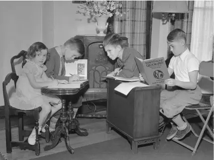  ??  ?? A falta de escuelas, cerradas como consecuenc­ia de la polio, la radio se convirtió en el instrument­o para transmitir las lecciones a los niños, como a estos de Chicago en 1937.