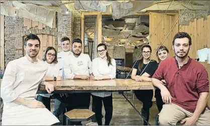  ?? ALBERT ARMENGOL ?? El restaurant­e del chef David Andrés –en la foto, con su equipo– está situado en la zona del Rec de Igualada