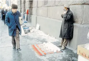  ??  ?? David Hammons y su “barata” de bolas de nieve en Nueva York, invierno de 1983.