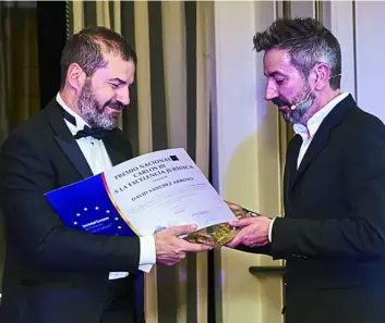  ?? ?? David Sánchez Arroyo recibe el diploma y la distinción de manos del periodista y presentado­r David Valldepera­s