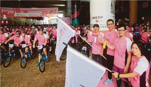  ??  ?? DARI kiri, Muzli, Alfian, Fujimura dan Lo melepaskan 800 peserta kayuhan santai sempena Kempen Wacoal Pink Ribbon Fun Ride 2018 di Balai Berita, semalam.