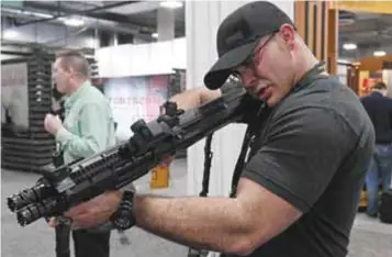  ?? |GETTY IMAGES ?? La escopeta, Standard Manufactur­ing Co. DP-12, de doble acción de bombeo en The Shot Show 2018, en el Centro de Exposicion­es y Convencion­es Sands en Las Vegas, Nevada. La feria anual más grande del mundo para profesiona­les del tiro, la caza y el...