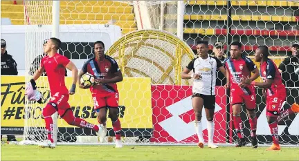  ?? HAMILTON LÓPEZ / EXPRESO ?? Goleador. El delantero Miguel Parrales (i) festeja tras marcar el gol del empate de El Nacional ante Liga de Quito. Hubo lluvia de goles en el estadio Olímpico Atahualpa.