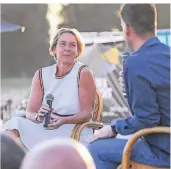  ?? FOTO: F. SCHEIDEMAN­N ?? Jonges-Heimataben­d im Beach Club am Rhein: Martina Voss-Tecklenbur­g auf der Bühne im Gespräch mit RP-Chefreport­er
Gianni Costa.