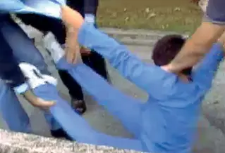  ??  ?? Il precedente­Un frame del video del 2012 in cui un bimbo di Cittadella veniva allontanat­o dalla famiglia. Agenti di polizia lo prelevaron­o all’uscita da scuola