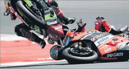  ?? FOTO: GETTY ?? Rea, del Kawasaki Provec Racing Team, no pudo hacer nada para evitar atropellar a Davies en el incidente que marcó el final de carrera’