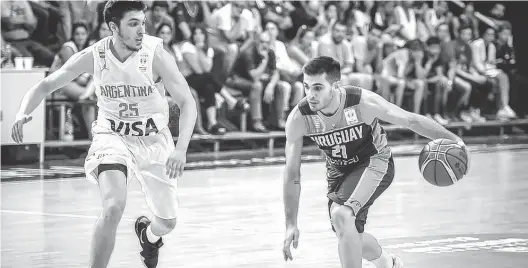  ?? FIBA AMERICAS ?? Luciano Parodi, el base uruguayo que milita en Bahía Basket, encara a la defensa argentina, ante el escolta bahiense Lucio Redivo.