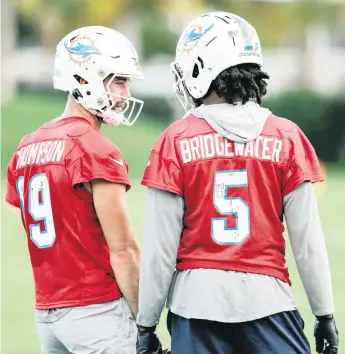  ?? AL DIAZ adiaz@miamiheral­d.com ?? Teddy Bridgewate­r dislocated the pinky on his right hand and wasn’t throwing at practice Wednesday, so rookie Skylar Thompson may get his second start Sunday in the Dolphins’ must-win season finale against the Jets.