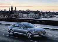  ?? FOTO: HERSTELLER ?? Im Stadtverke­hr kann der Volvo S90 laut Hersteller bis zu 50 KIlometer rein elektrisch fahren.