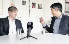  ??  ?? Stefan Meierhans mit Redaktor Sandro Spaeth. 20M Video: Sehen Sie das ganze Gespräch auf 20minuten.ch