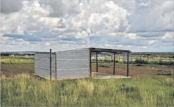  ??  ?? Land stand-off: Land invaders who allegedly paid cash to a traditiona­l leader have set up shacks on land restored to the Mmotoaneng community