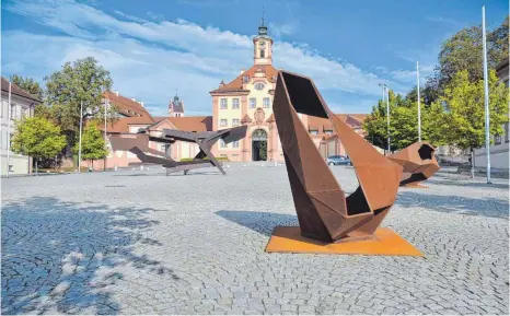  ?? FOTO: JULIA FREYDA ?? Vor der barocken Architektu­r des Schlosses heben sich die Skulpturen auf dem Marktplatz ab.