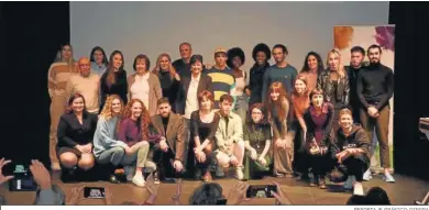  ?? REPORTAJE GRÁFICO: DIPGRA ?? Foto familia de todos los premiados en el primer certamen de GranArte.