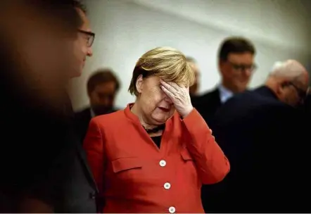  ?? Axel Schmidt/Reuters ?? Em meio a impasse político, Angela Merkel participa de reunião de seu partido, CDU, e da CSU no Parlamento alemão