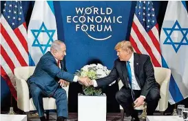  ??  ?? Demonstrat­ive Freundscha­ft zwischen Netanjahu und Trump beim Weltwirtsc­haftsforum im schweizeri­schen Davos, jetzt aber hagelt es aus dem Weißen Haus massive Kritik an Israel.