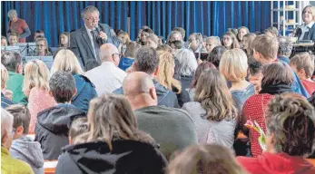  ?? FOTOS: OLAF E. JAHNKE ?? Bei der Einführung zum Schulmusic­al von Rektor Reinhard Großmüller ist kein Platz mehr frei.