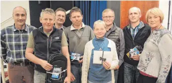  ?? FOTO: WALTER SCHMID ?? Von Maierhöfen­s Bürgermeis­ter Martin Schwarz (l.) und seitens der Stadt Isny von Sibylle Lenz (r.) wurden die Gewinner beim Loipentref­fen 2017 beschenkt (v. l.): Ulrich Maurus, Franz Bodenmülle­r, Herbert Herz, Lore Tornau, Friedolin Ortmann und Stefan...