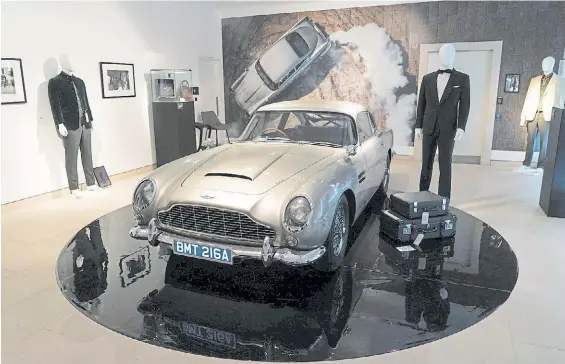  ?? AFP ?? Exhibición. El automóvil Astor Martin de James Bond es mostrado en la subasta de Christie’s por los 70 años del icónico personaje de cine.