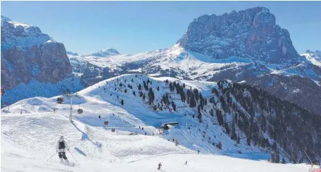  ?? FOTO: ANTJE MERKE ?? Ein besonderes Erlebnis: Skifahren mit Blick auf die berühmte Sellagrupp­e, die man auch auf Skiern umrunden kann.