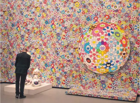  ?? FOTO: DPA ?? Auch die Werke „ Flower Ball“und „ Max & Shimon“des japanische­n Künstlers Takashi Murakami sind derzeit in Paris zu sehen.