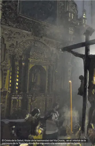  ??  ?? El Cristo de la Salud, titular de la hermandad del Vía Crucis, en el interior de la parroquia de la Trinidad, donde fue expuesto a la veneración de los fieles.