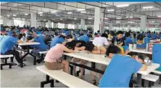  ?? SOLIDAR SUISSE ?? Die chinesisch­en Arbeiter leiden unter Schlafmang­el.