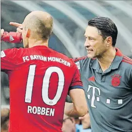  ?? FOTO: EFE ?? Niko Kovac, técnico del Bayern, dando instruccio­nes a Arjen Robben