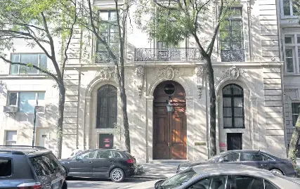 EPSTEIN EARNS FORTUNE HELPING SUPERWEALT­HY - PressReader