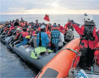  ?? Foto: E.P. ?? El barco de rescate ‘Sea Watch 3’ vuelve a salvar migrantes en el Mediterrán­eo Central.