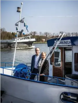  ?? FOTO SVEN DILLEN ?? “Een fusie sluiten we niet uit. Eerst nog meer samenwerke­n en dan zien we wel”, zeggen burgemeest­ers Wim Dries en Nadja Vananroye.