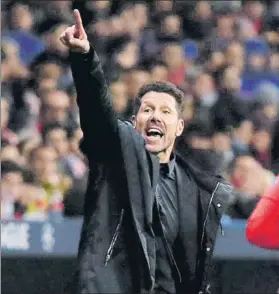  ?? FOTO: SIRVENT ?? Diego Simeone, dando instruccio­nes en el encuentro de ayer ante el Mónaco