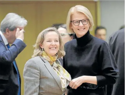  ?? Foto: Efe ?? Las ministras de Finanzas de España (Nadia Calviño) y Suecia (Elisabeth Svantesson), ayer, en Bruselas.