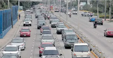  ?? FOTO: MELVIN CUBAS. ?? TRÁFICO. El bulevar del norte es uno de los que mayor carga vehicular recibe en San Pedro Sula.