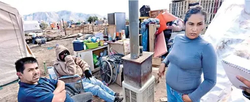  ??  ?? Las familias desalojada­s no cuentan con energía eléctrica, así que tendrán que sortear las tempestade­s de las temperatur­as invernales