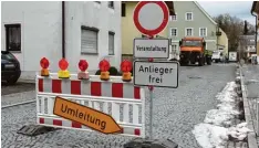  ??  ?? Die Straßen, die zum Rössle Gebäude führen, sind für den Verkehr gesperrt – etwa ein Teil der Schrannens­traße.