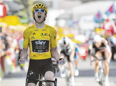  ?? Foto: Bertollo, afp ?? Zum zweiten Mal als Erster im Ziel: Der Brite Geraint Thomas gewann die letzte Alpen Etappe nach L’Alpe d’Huez und verteidigt­e sein Gelbes Trikot.