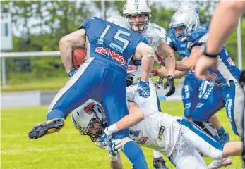  ?? FOTO: FLORIAN WOLF ?? So sah es im Hinspiel aus: Der Ravensburg­er Niklas Herrmann stoppt den Albershaus­ener Valentin Zimmermann.