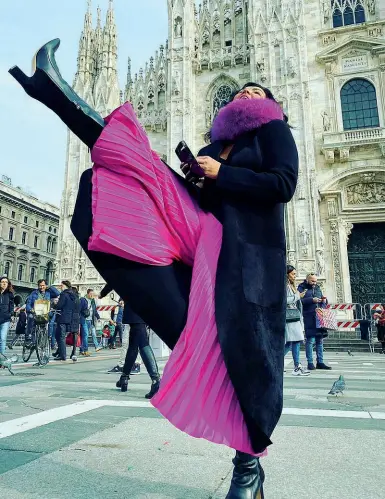  ??  ?? Lo scatto Una foto davanti al Duomo pubblicata su Instagram dal soprano russo Anna Netrebko, 48 anni