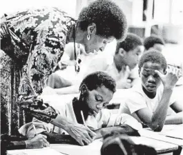  ?? CHICAGO TRIBUNE ARCHIVE ?? Marva Collins teaches at Westside Preparator­y School in Chicago in the 1980s.
