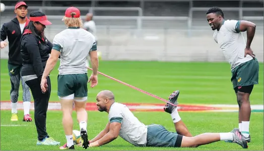  ?? LEON LESTRADE ?? IT’S TIGHTER THAN USUAL: JP Pietersen and Lwazi Mvovo limber up at Newlands yesterday.