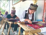  ?? ZOU SHUO / CHINA DAILY ?? Female embroidere­rs make Uygur-style clothes at a traditiona­l cultural and arts center in Hami of the Xinjiang Uygur autonomous region.