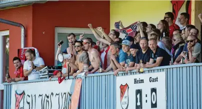  ?? Foto: Julian Leitenstor­fer ?? Beste Stimmung herrschte beim Relegation­sspiel gegen Günzelhofe­n auf dem Balkon des renovierte­n Sportheims. Die Iglinger Fußballer schafften den Aufstieg in die Kreisliga. Das wird sicherlich am Festwochen­ende auch noch gefeiert.