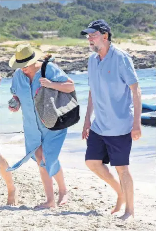  ?? / GTRESONLIN­E ?? Rajoy y su esposa, Elvira Fernández, el 7 de junio en Formentera.