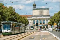  ?? Foto: Bernhard Weizenegge­r ?? Auf zwei neuen Touren können Touristen und Augsburger mit Bus und Tram beson ders viele Attraktion­en erreichen.