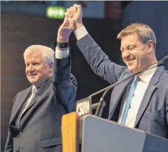  ?? FOTO: DPA ?? Demonstrat­ive Einigkeit auf dem CSU-Parteitag: Bayerns Noch-Ministerpr­äsident Horst Seehofer (links) und Bald-Ministerpr­äsident Markus Söder.