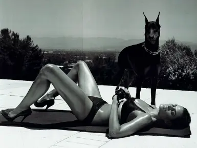  ??  ?? Un celebre scatto di Helmut Newton