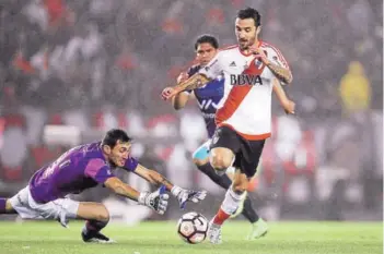  ??  ?? ► Olivares no llegará a ese balón y Scocco anotará el 1-0 parcial.