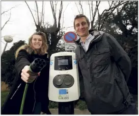  ??  ?? Le Croisien Romain Vincent et sa chargée de projet cannoise Mélissa Linger voient loin pour Electric  Charging.