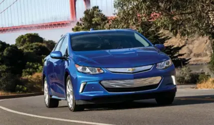  ?? GENERAL MOTORS ?? The second-generation Volt inherited styling cues from its predecesso­r. Its sleek grille incorporat­es active shutters for better aerodynami­cs.